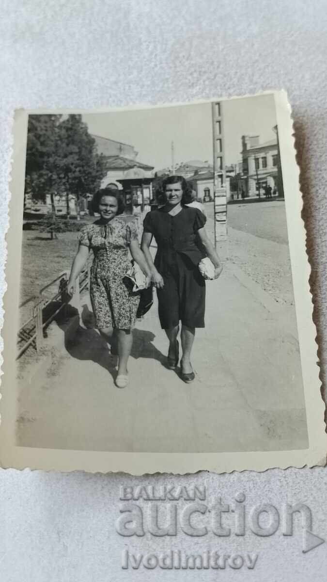 Снимка Ловечъ Две жени на разходка