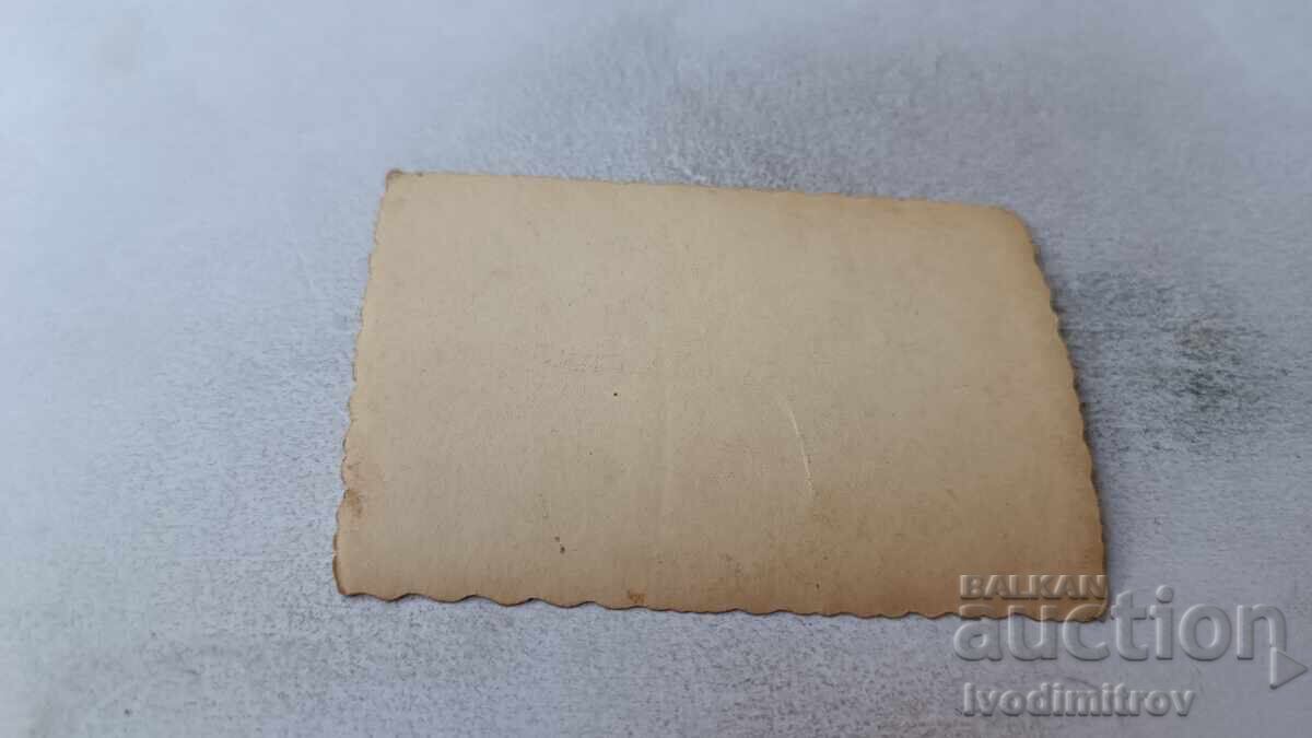 Φωτογράφιση Αξιωματικών ανδρών και γυναικών με ρετρό αυτοκίνητο με τιμή 2.45 BGN | € 1.25 Φωτογράφιση Αξιωματικών ανδρών και γυναικών με ρετρό αυτοκίνητο με τιμή 2.45 BGN | € 1.25