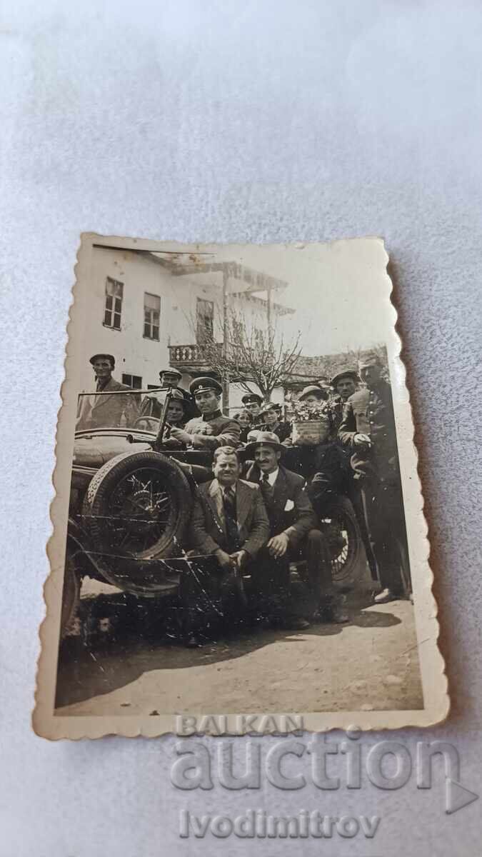 Φωτογράφιση Αξιωματικών ανδρών και γυναικών με ρετρό αυτοκίνητο Φωτογράφιση Αξιωματικών ανδρών και γυναικών με ρετρό αυτοκίνητο