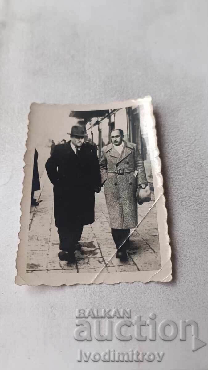 Foto Sofia Doi bărbați la plimbare Foto Sofia Doi bărbați la plimbare