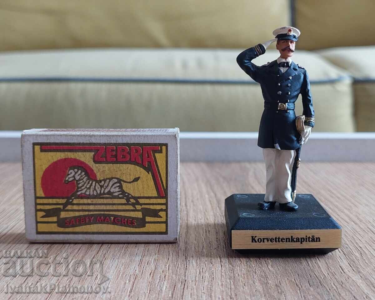A lead figurine for collectors - 6