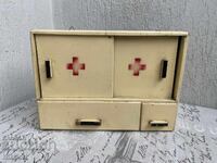 Стара Дървена Аптечка