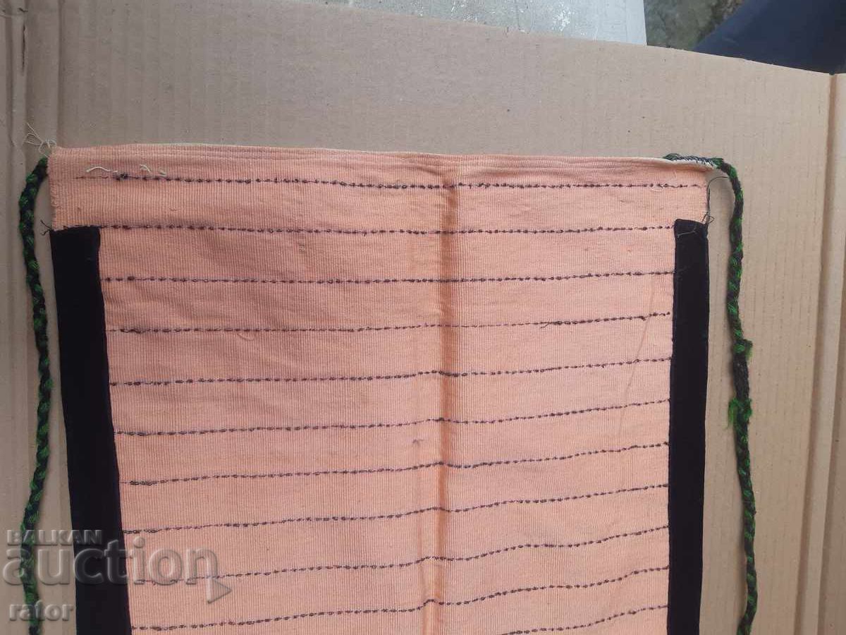 Доставка на Автентична  тъкана  престилка  , носия