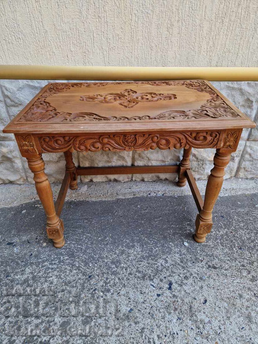 Εξαιρετικό αντίκα γαλλικό τραπεζάκι από μασίφ ξύλο με σκαλιστά σχέδια με τιμή 187.00 BGN | € 95.61