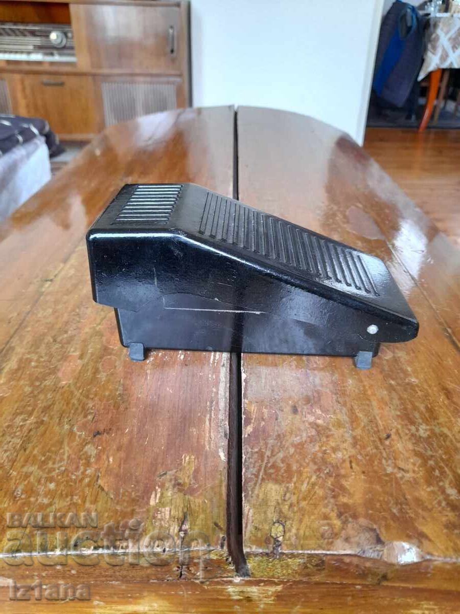 Παλιά πεντάλ ραπτομηχανής με τιμή 47.00 BGN | € 24.03