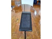 Pedala veche a mașinii de cusut