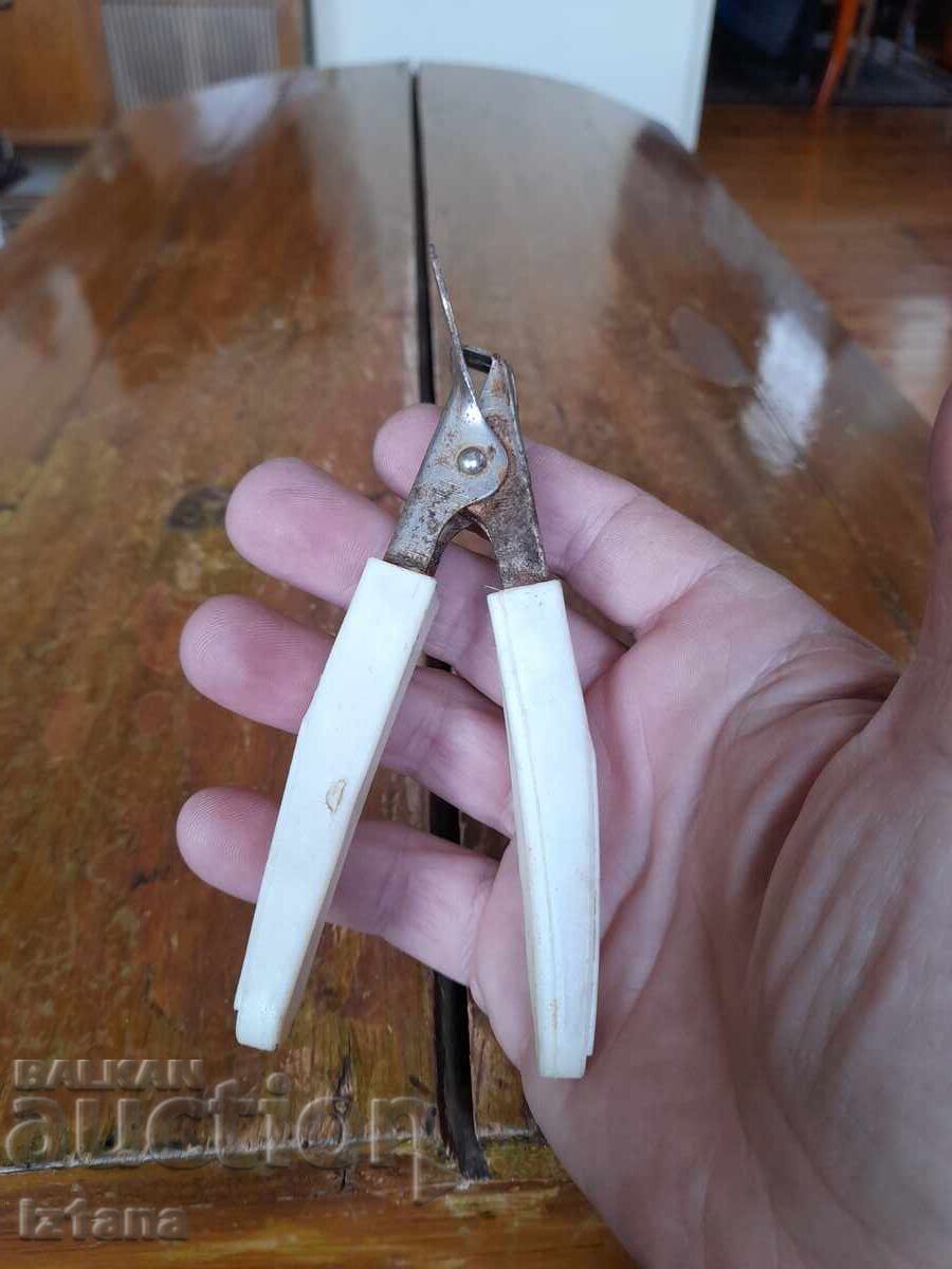 Un vechi deschizător de borcane cu preț 16.00 BGN | € 8.18 Un vechi deschizător de borcane cu preț 16.00 BGN | € 8.18