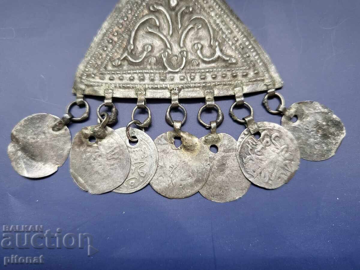 Auction  Authentic Revival-era jewelry, trembles 2