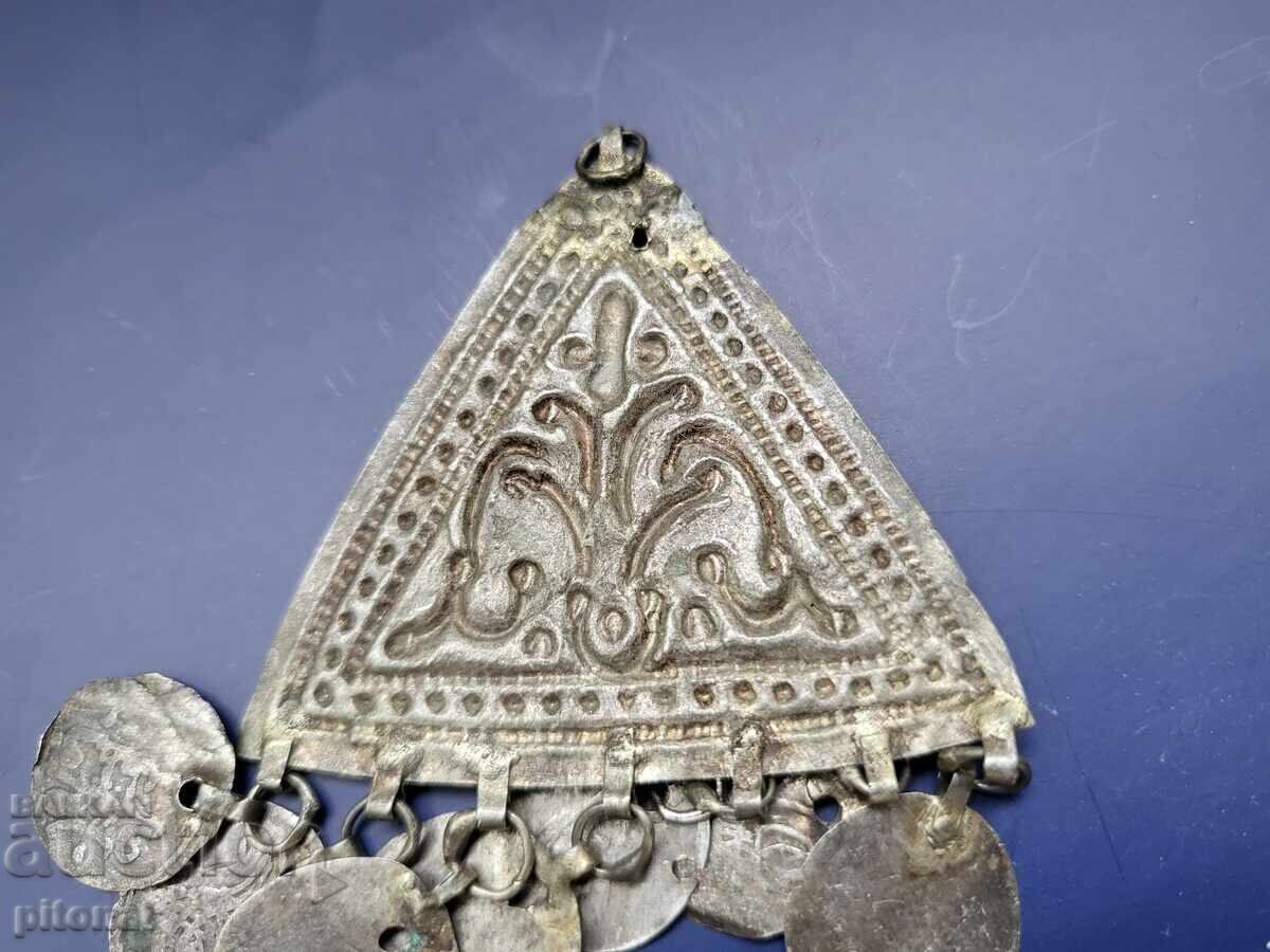 Delivery of Authentic Revival-era jewelry, trembles 2