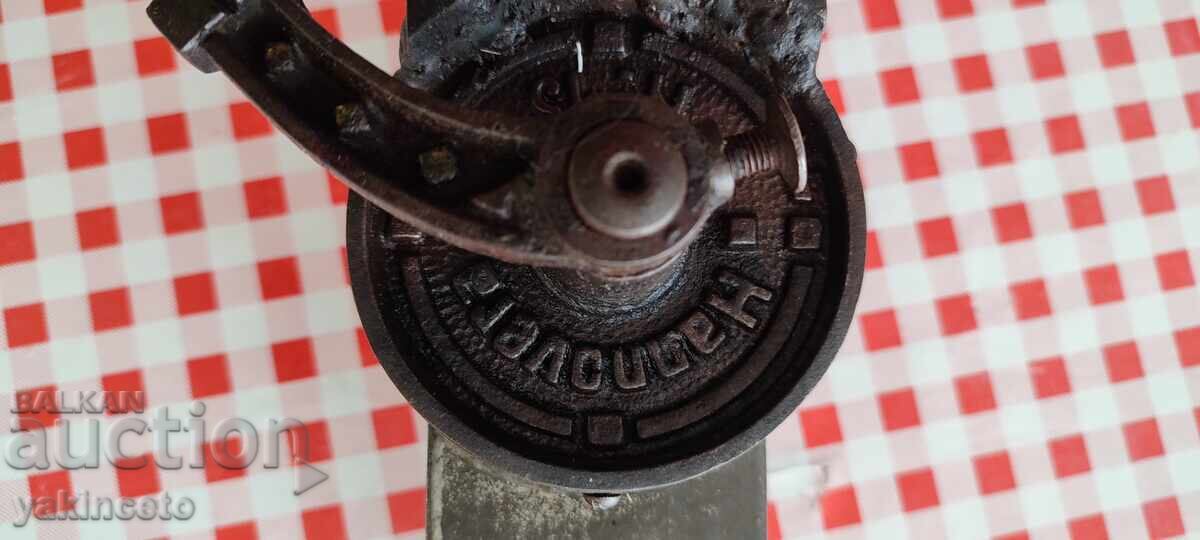 Стара ръчна мелачка с цена 160.00 лв. | € 81.81 Стара ръчна мелачка с цена 160.00 лв. | € 81.81