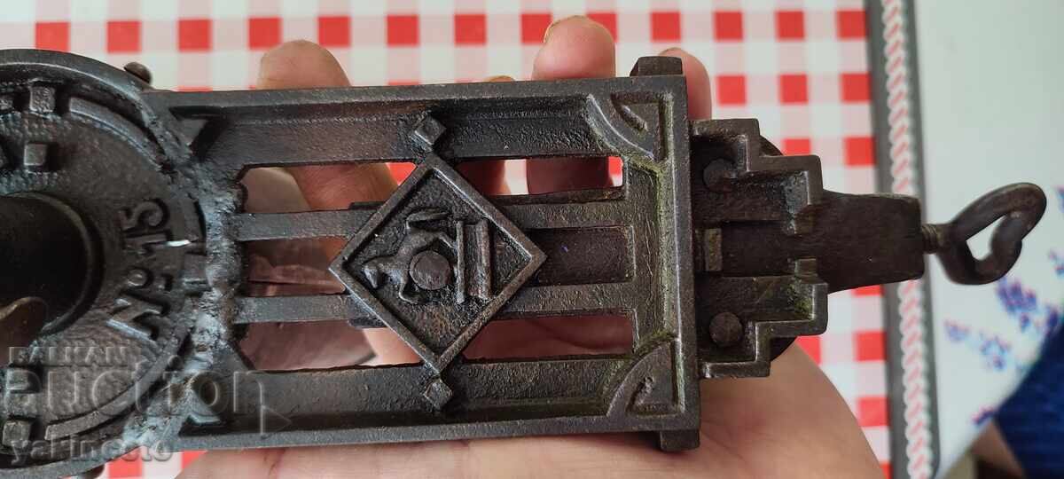 Аукцион Стара ръчна мелачка Аукцион Стара ръчна мелачка