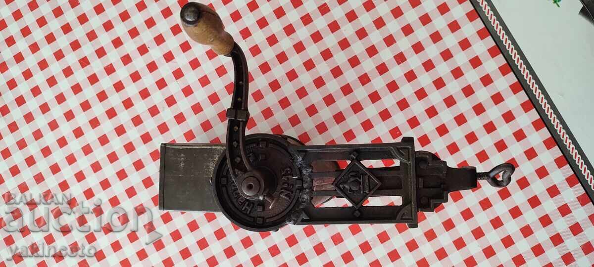 Стара ръчна мелачка Стара ръчна мелачка