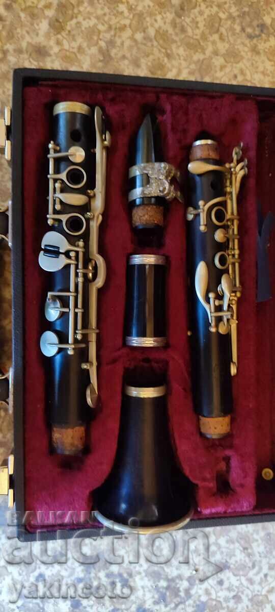 Clarinet vechi cu husă cu preț 160.00 BGN | € 81.81