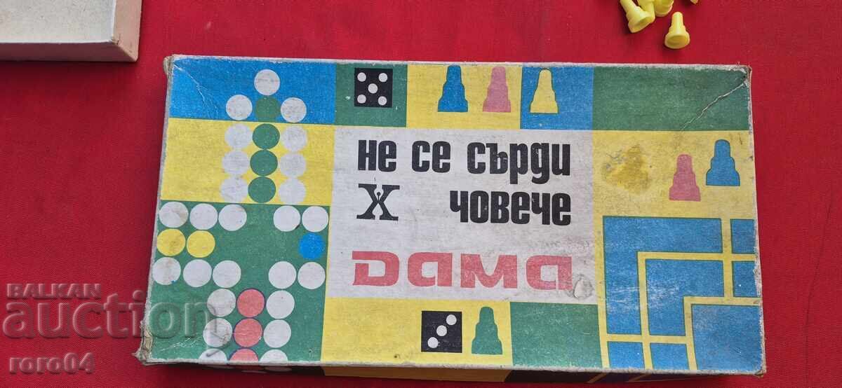 NU TE SUPĂRA, OMULE - DOAMNĂ cu preț € 7.99 | 15.63 BGN NU TE SUPĂRA, OMULE - DOAMNĂ cu preț € 7.99 | 15.63 BGN