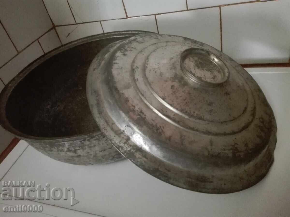 Licitație Veche, mare oală din cupru cu capac Licitație Veche, mare oală din cupru cu capac