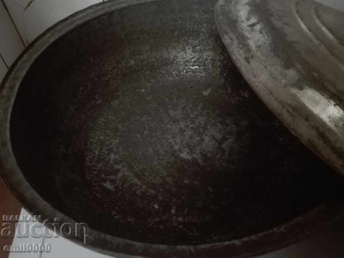 Παράδοση Παλιά χάλκινη κατσαρόλα με καπάκι
