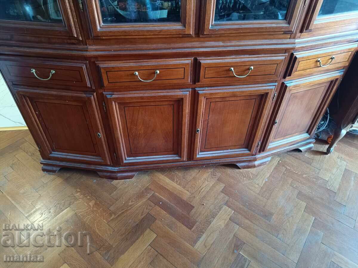 Όμορφη παλιά βιτρίνα με κρυστάλλινα τζάμια και φωτισμό με τιμή 1300.00 BGN | € 664.68