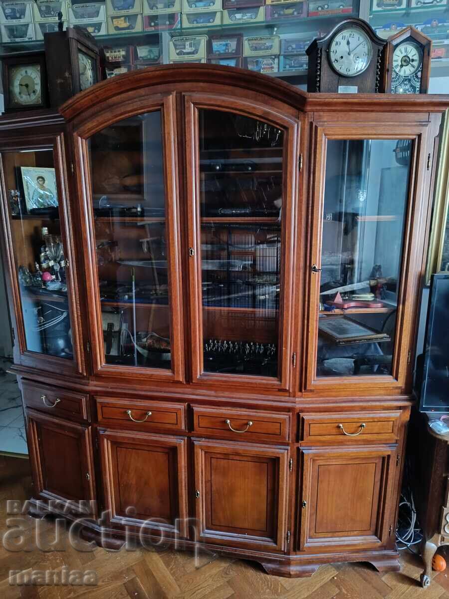 Παράδοση Όμορφη παλιά βιτρίνα με κρυστάλλινα τζάμια και φωτισμό