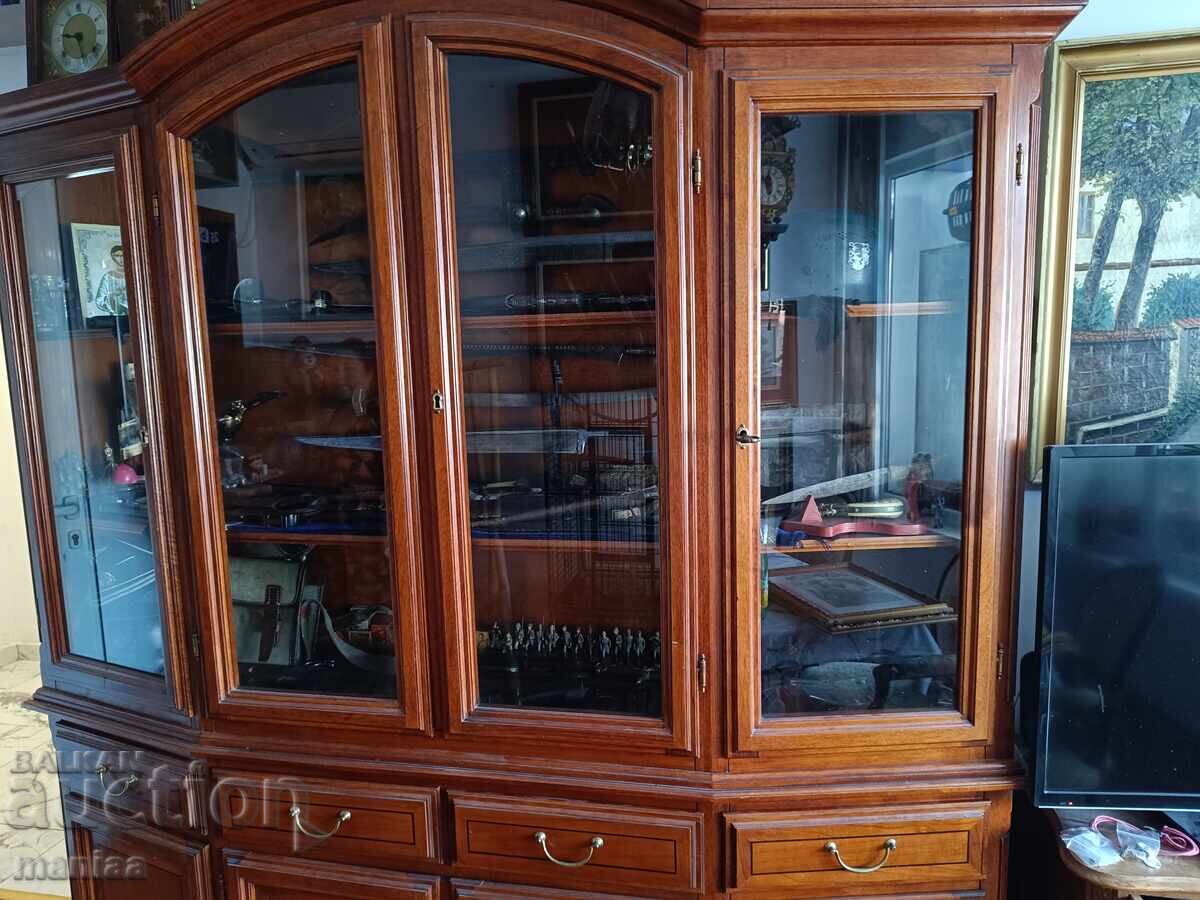 Όμορφη παλιά βιτρίνα με κρυστάλλινα τζάμια και φωτισμό