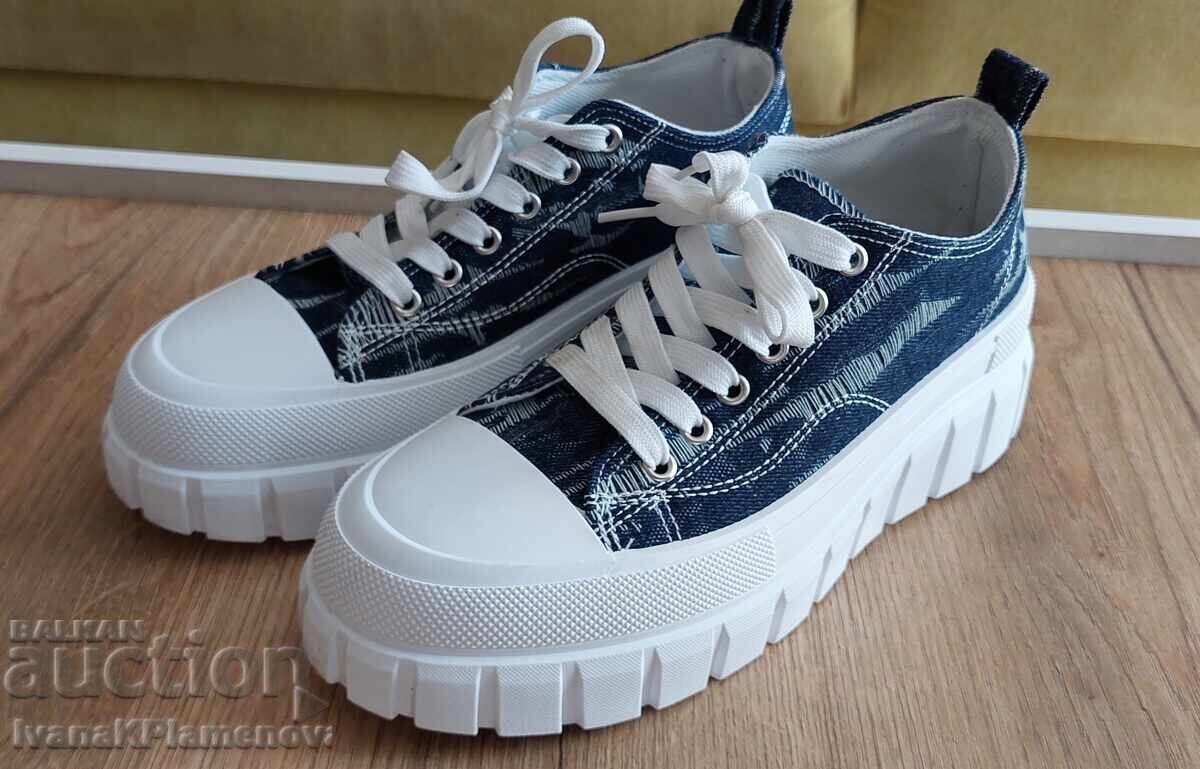 Women's sports shoes size 39 with price 30.00 BGN | € 15.34