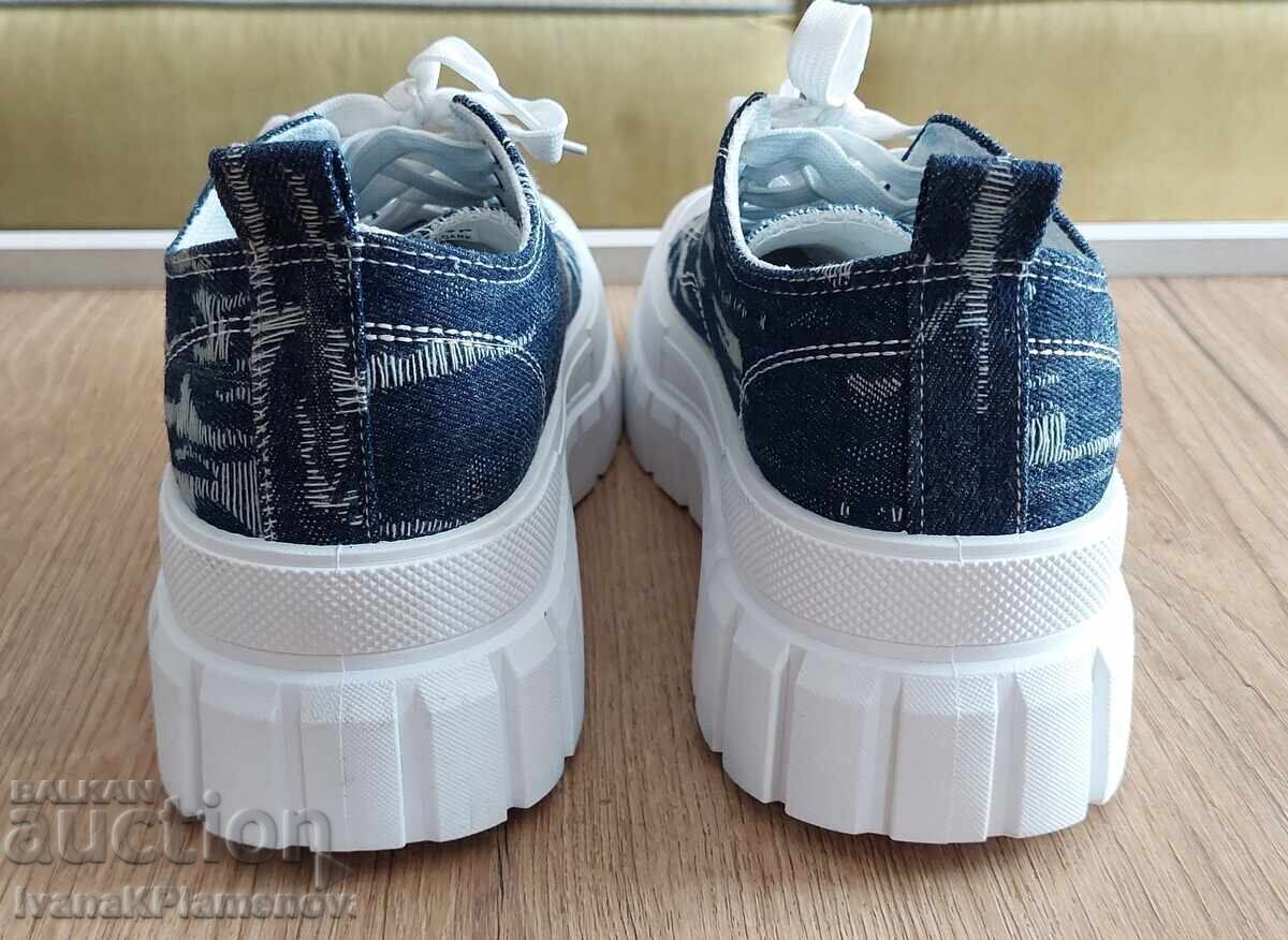 Auction  Women's sports shoes size 39