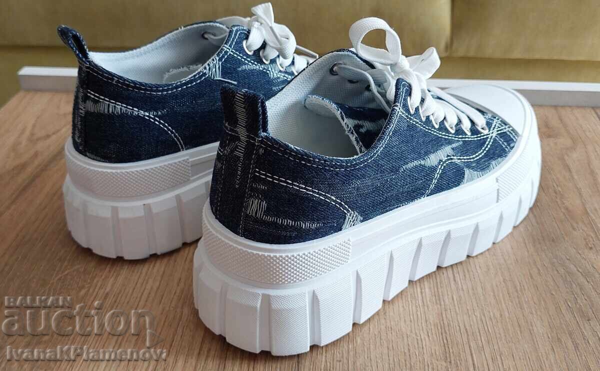 Delivery of Women's sports shoes size 39