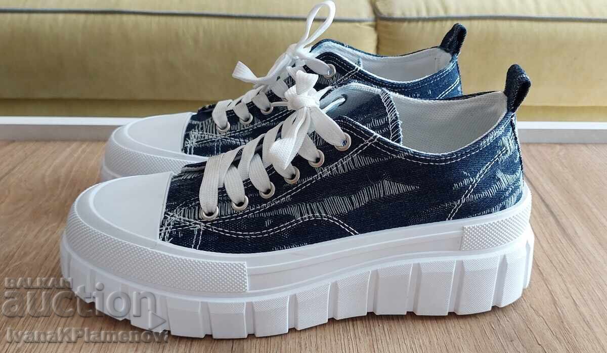 Women's sports shoes size 39