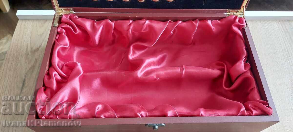 Auction  Wooden wine box and wooden chess figures for connoisseurs