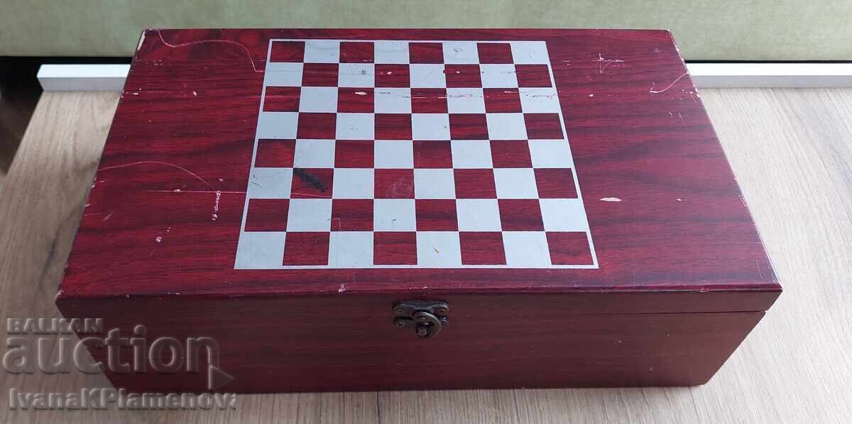Delivery of Wooden wine box and wooden chess figures for connoisseurs