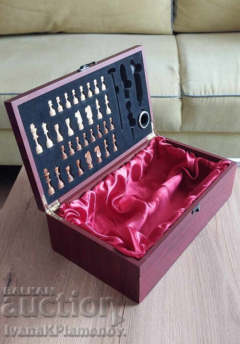 Wooden wine box and wooden chess figures for connoisseurs - 6