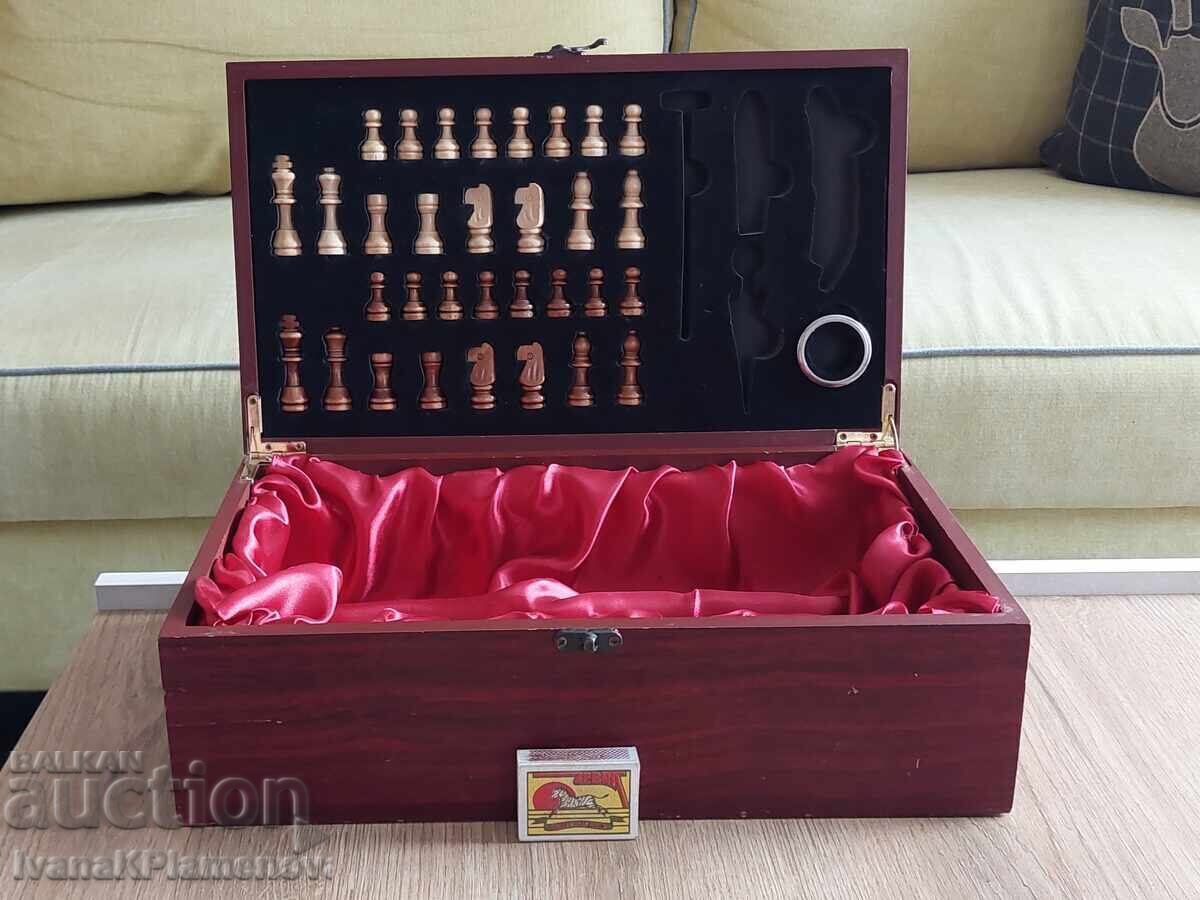 Wooden wine box and wooden chess figures for connoisseurs - 7