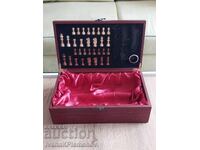 Cutie de lemn pentru vin și piese de șah din lemn pentru cunoscători