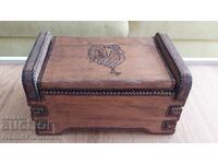 Cutie din lemn lucrată manual pentru cunoscători