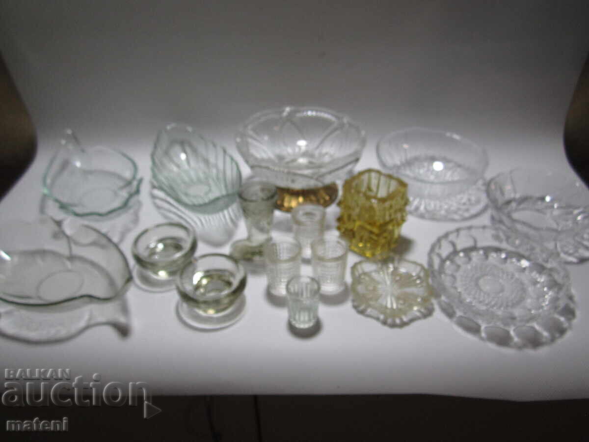 LOT DE BOLURI DE STICLĂ ȘI SFEȘNICE cu preț 5.00 BGN | € 2.56 LOT DE BOLURI DE STICLĂ ȘI SFEȘNICE cu preț 5.00 BGN | € 2.56