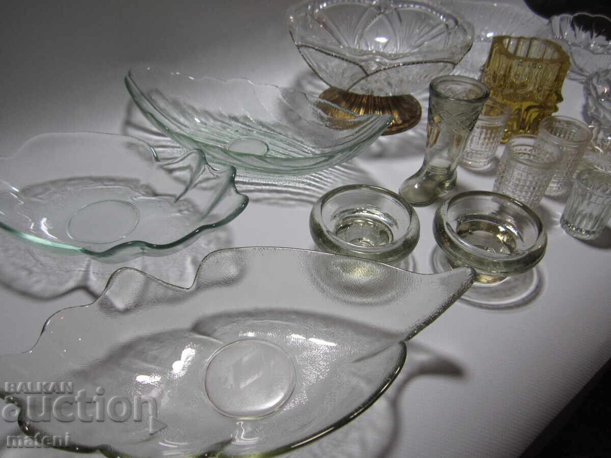 Licitație LOT DE BOLURI DE STICLĂ ȘI SFEȘNICE Licitație LOT DE BOLURI DE STICLĂ ȘI SFEȘNICE