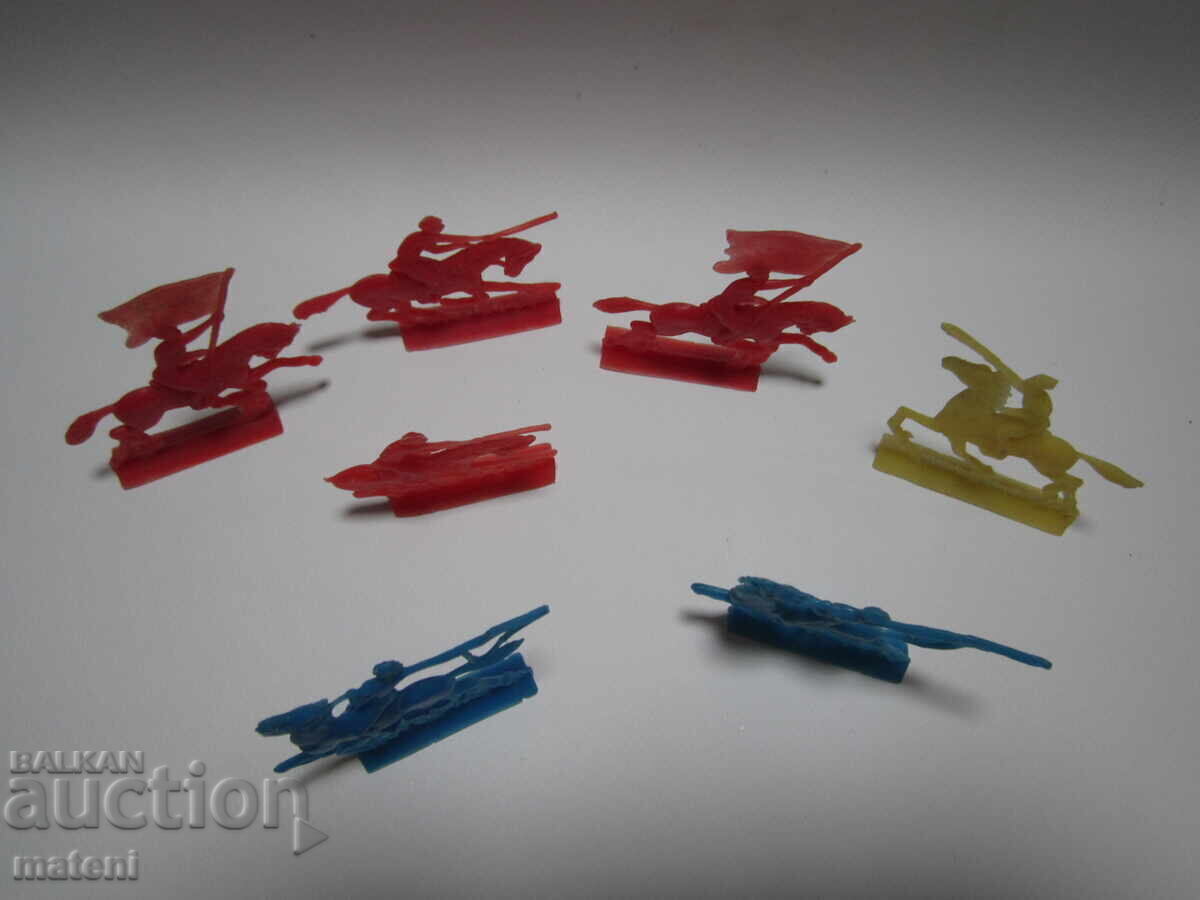 JUCĂRII VECHI PENTRU COPII FIGURINE SOLDATI CAI SABII STEAGURI cu preț € 2.00 | 3.91 BGN