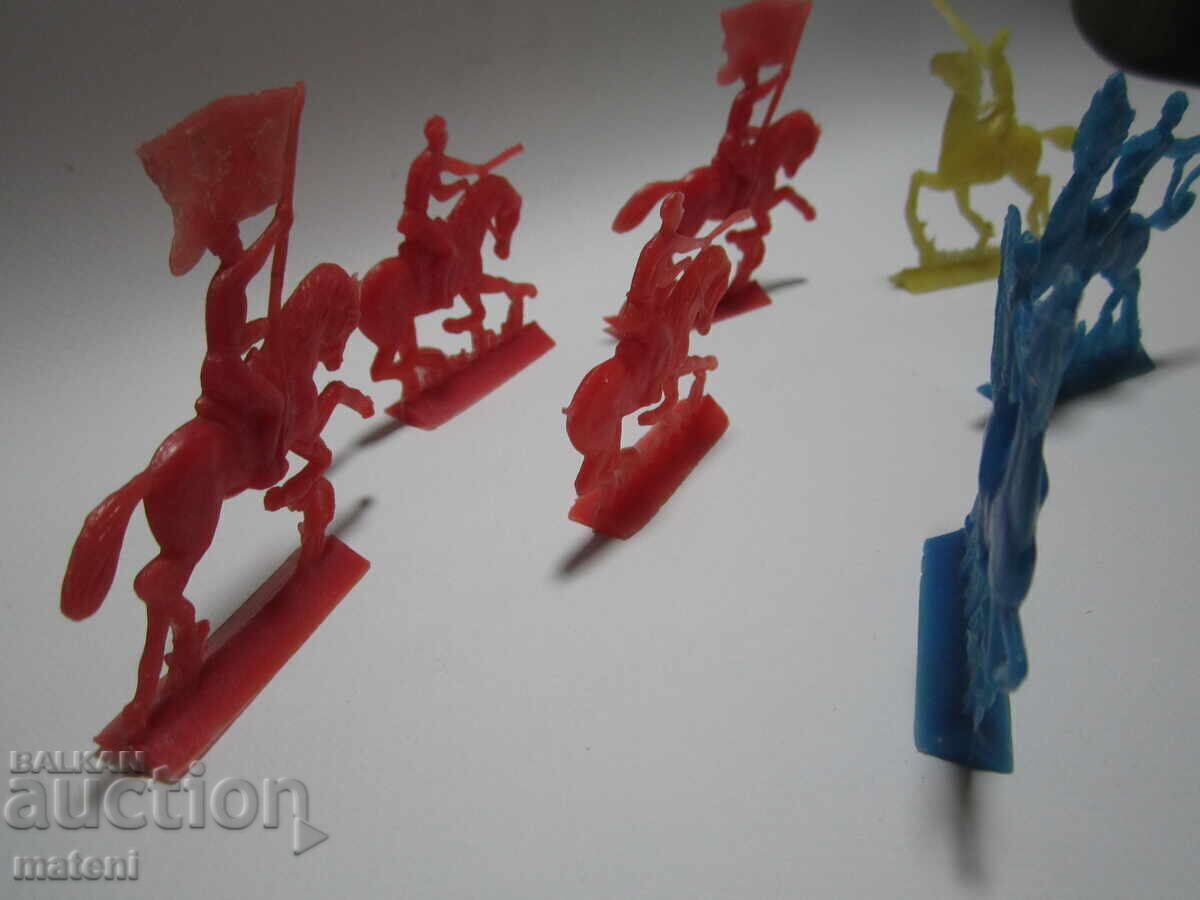 Licitație JUCĂRII VECHI PENTRU COPII FIGURINE SOLDATI CAI SABII STEAGURI