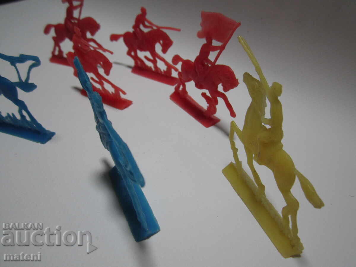 Delivery of OLD CHILDREN'S TOYS FIGURES SOLDIERS HORSES SABERS FLAGS