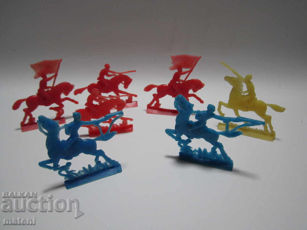 OLD CHILDREN'S TOYS FIGURES SOLDIERS HORSES SABERS FLAGS