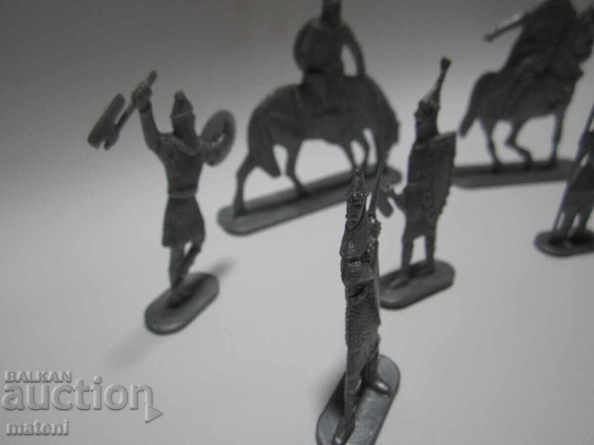 FIGURINE CAVALERI JUCĂRII VECHI PENTRU COPII cu preț € 2.00 | 3.91 BGN