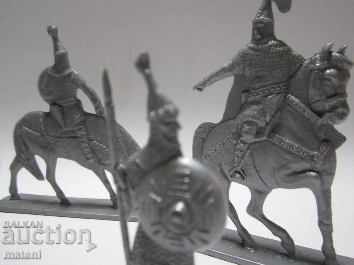 Licitație FIGURINE CAVALERI JUCĂRII VECHI PENTRU COPII