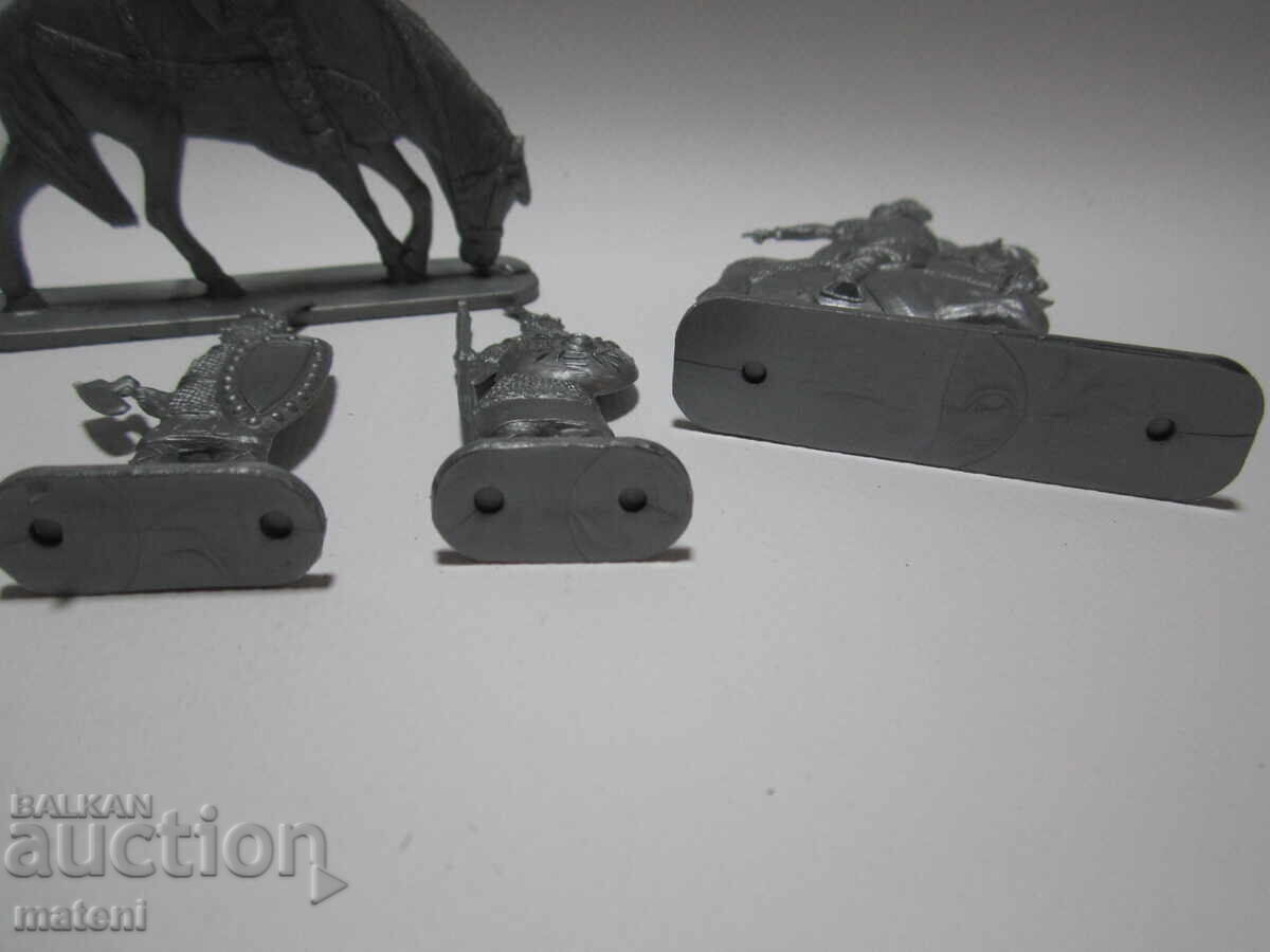 OLD CHILDREN'S TOYS FIGURES KNIGHTS - 5