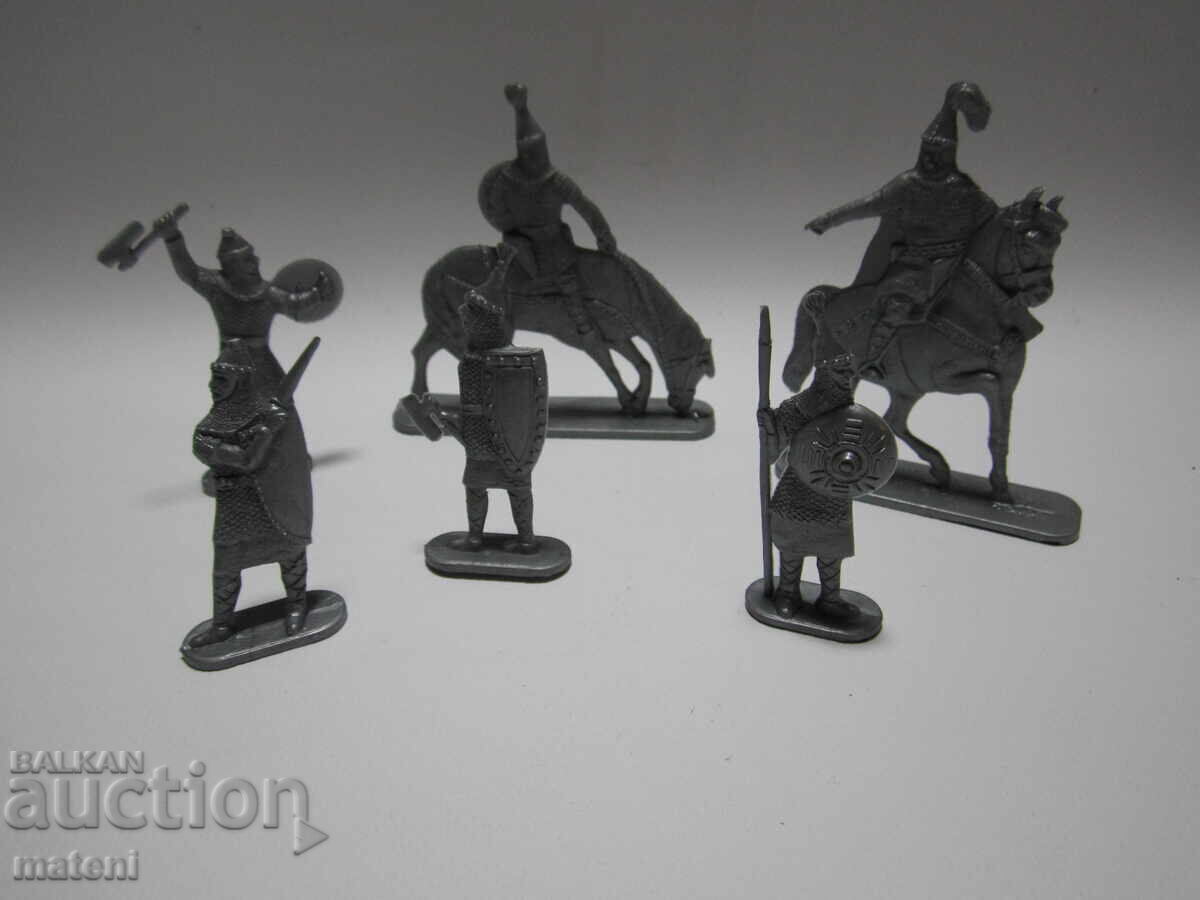 OLD CHILDREN'S TOYS FIGURES KNIGHTS