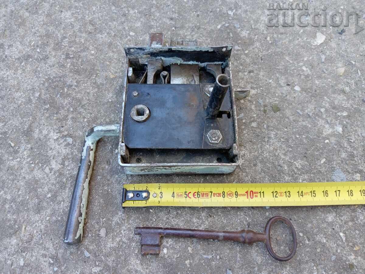 un vechi lacăt primitiv cu cheie cu preț 41.00 BGN | € 20.96
