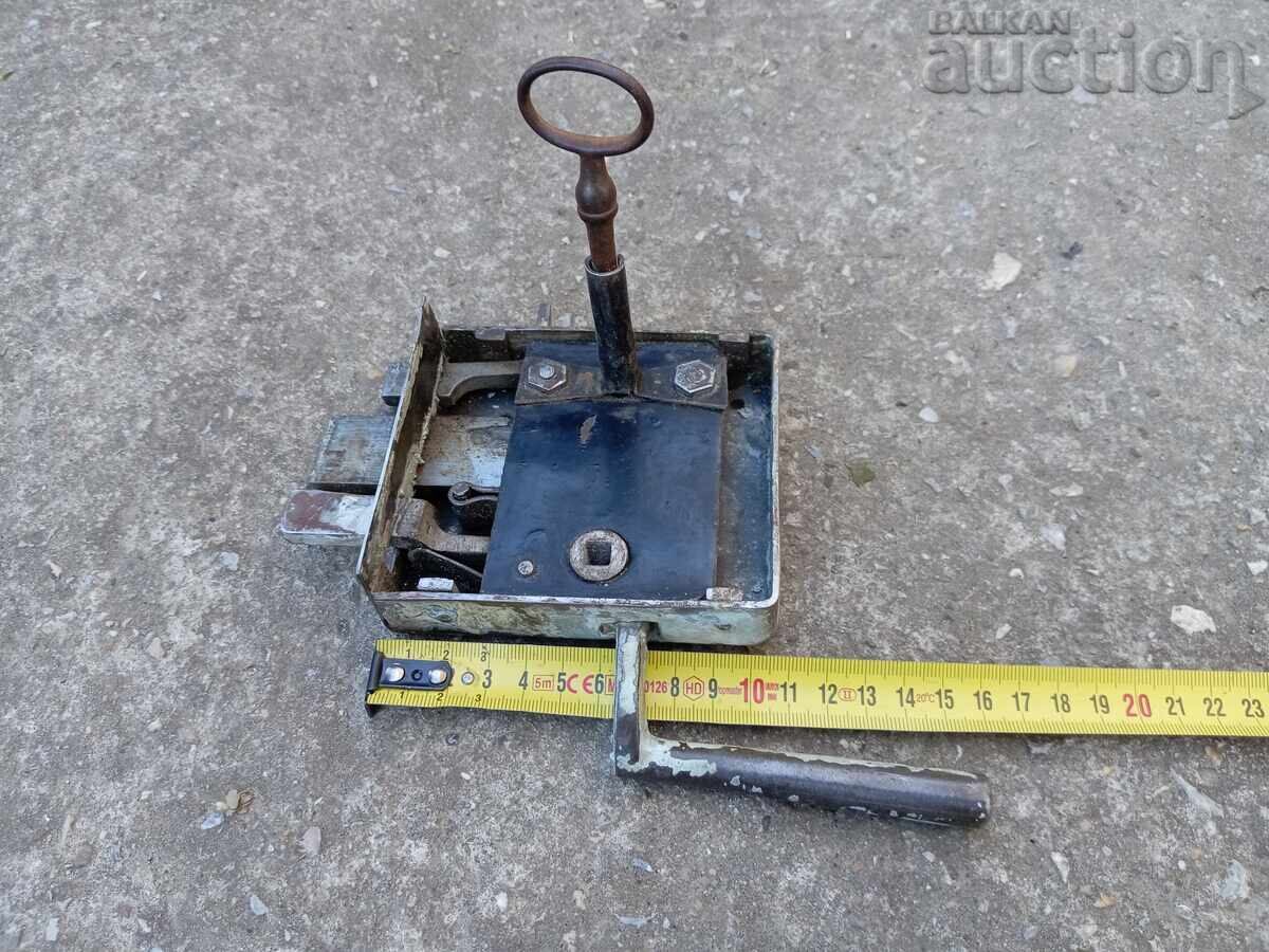 Licitație un vechi lacăt primitiv cu cheie