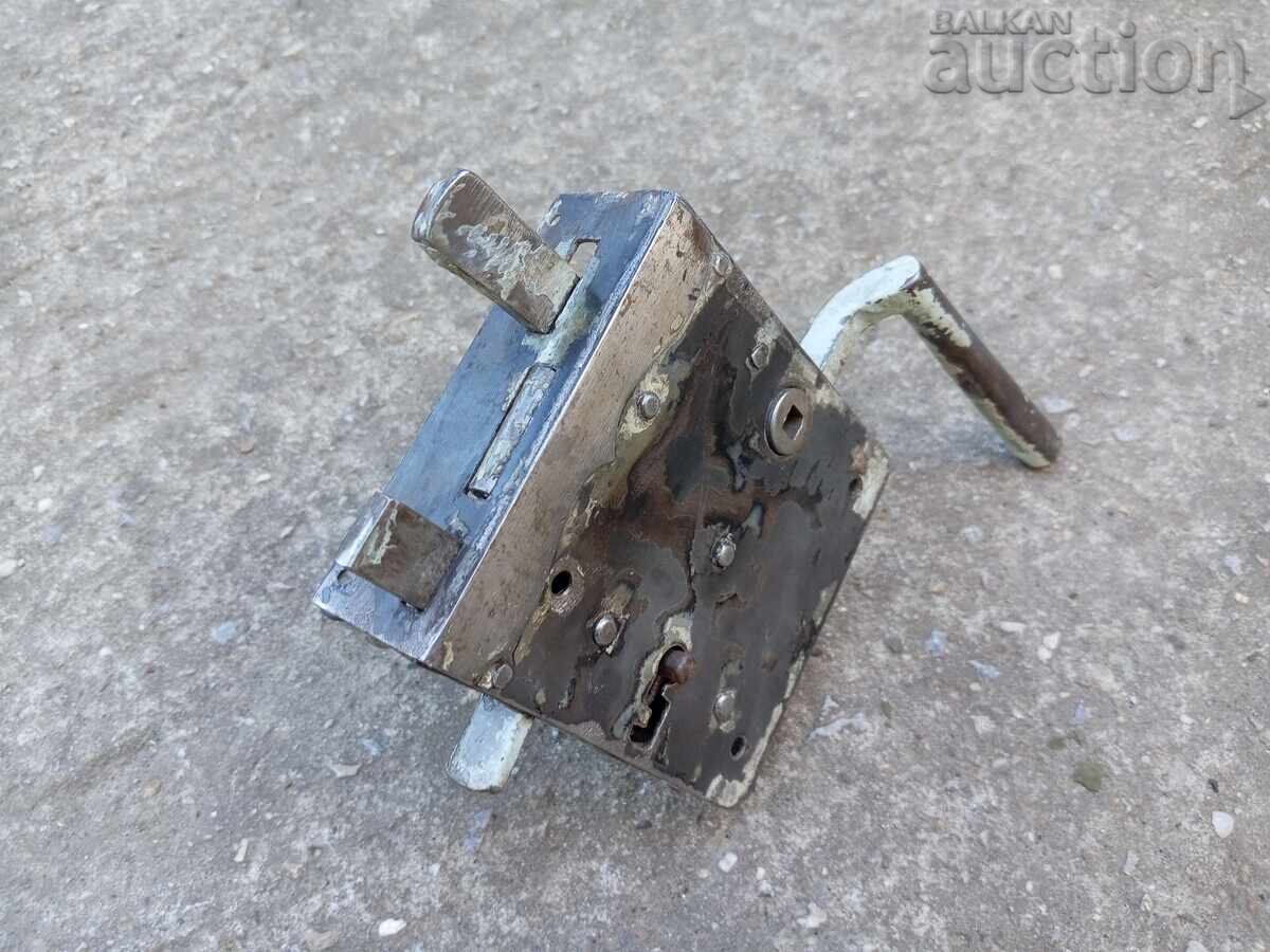 Livrarea un vechi lacăt primitiv cu cheie