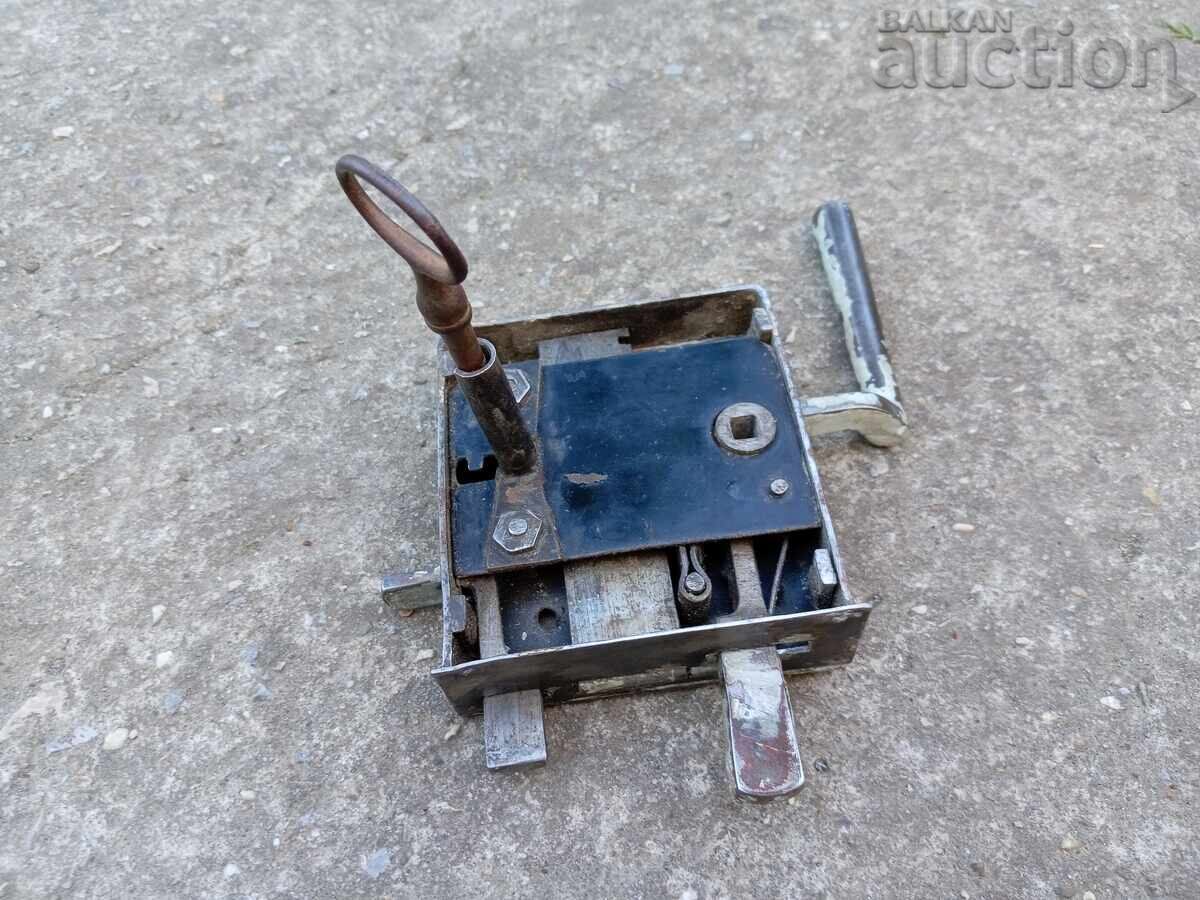 un vechi lacăt primitiv cu cheie - 5