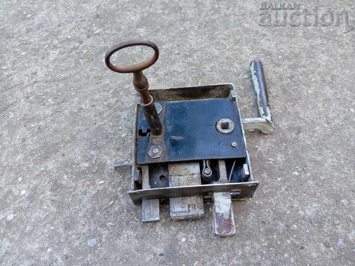 un vechi lacăt primitiv cu cheie - 6