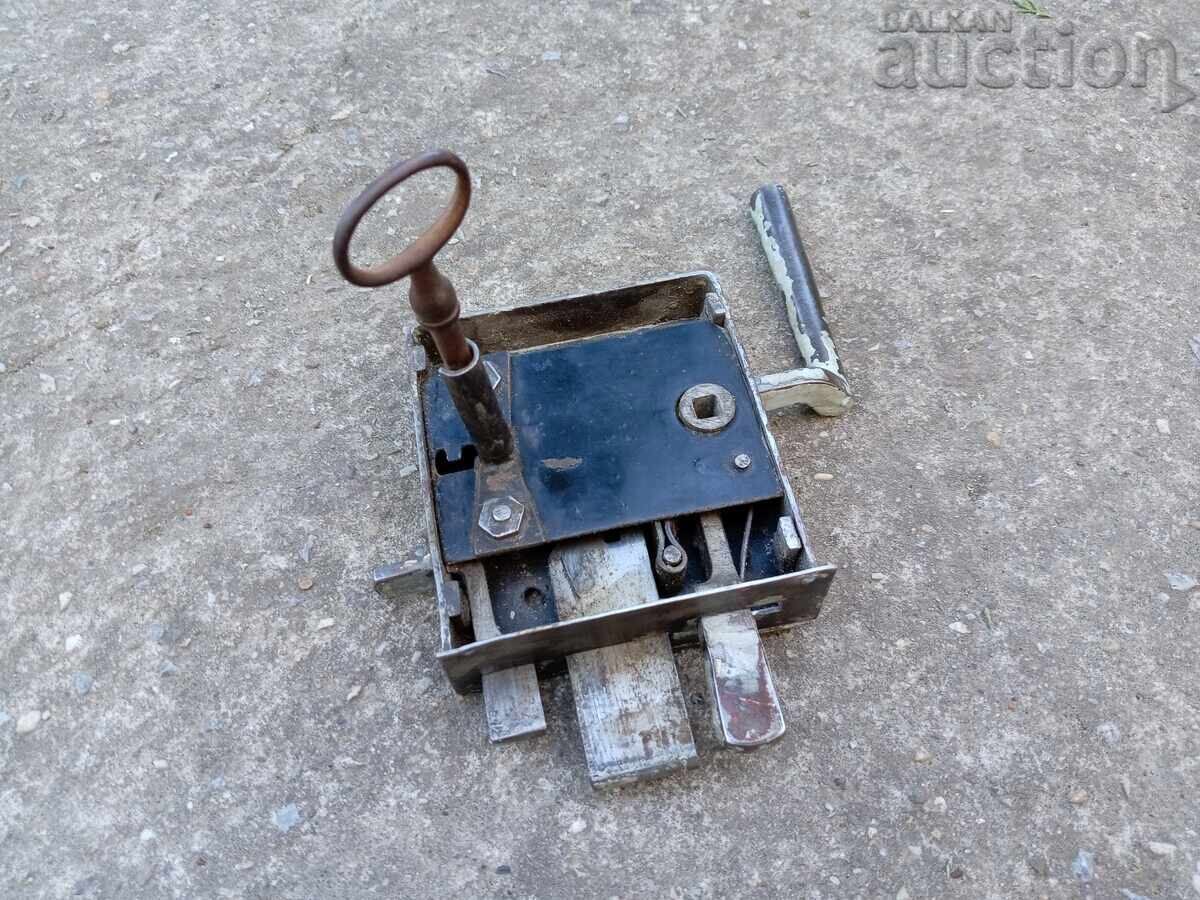 un vechi lacăt primitiv cu cheie - 7