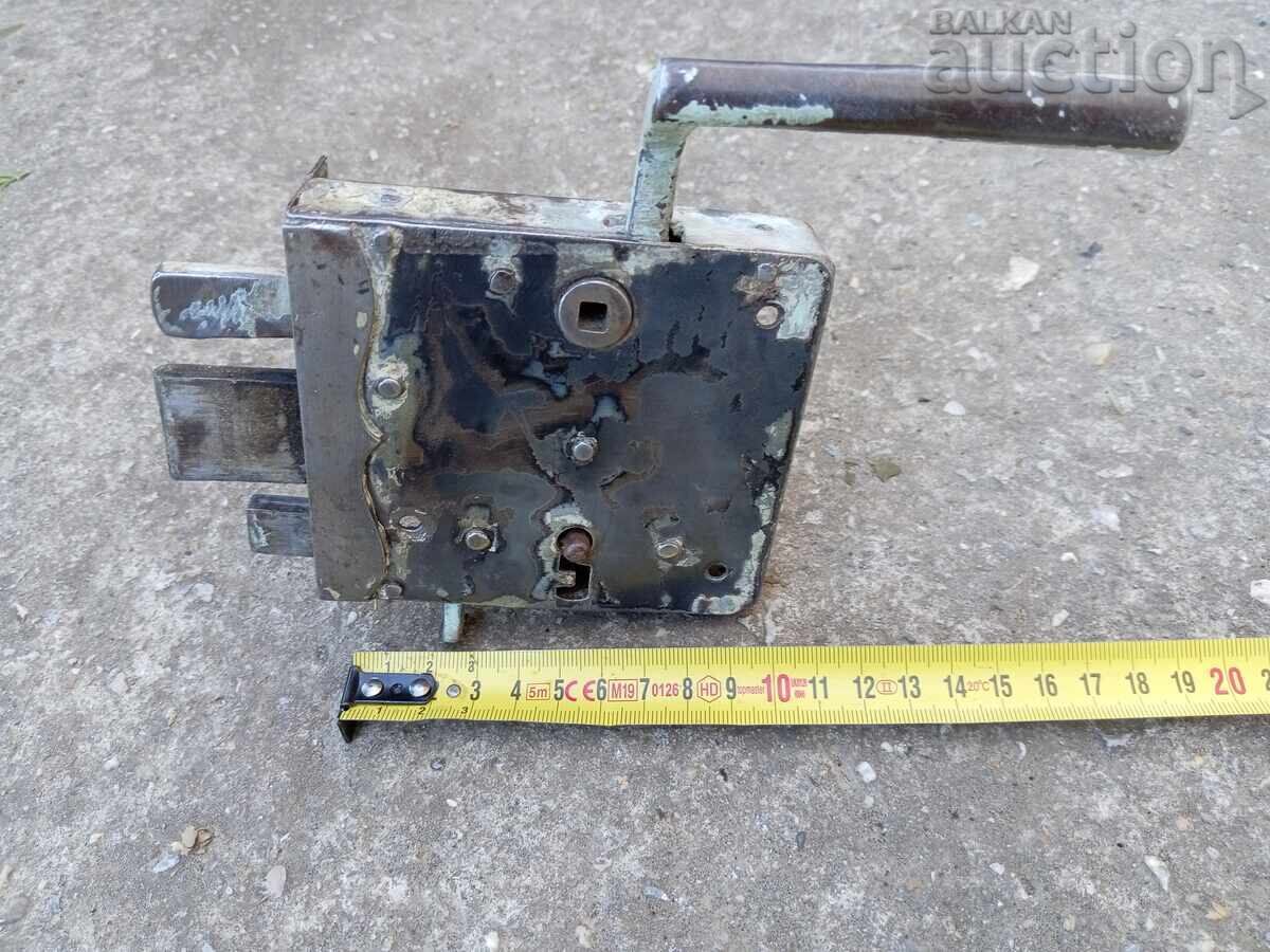 un vechi lacăt primitiv cu cheie